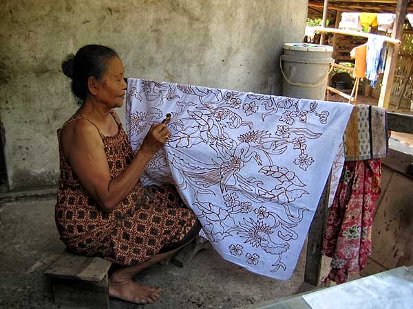 Proses pembuatan batik tulis memerlukan ketelitian dan kesabaran (foto: uni haruni)