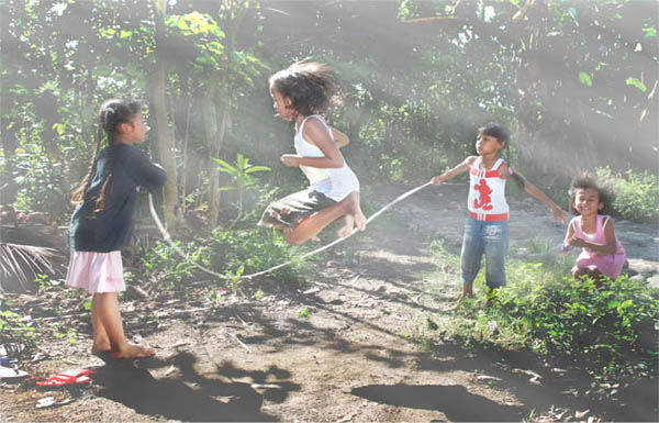 Permainan tradisional yang masih ada hingga sekarang ini adalah lompat tali. Kegiatan positif mengajarkan anak untuk mau menggerakkan badan seperti lompat tali ini.