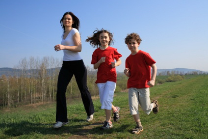 Olahraga secara teratur merupakan salah satu cara terbaik untuk memerangi obesitas pada anak-anak dan juga menjaga kesehatan serta kebugaran mereka.