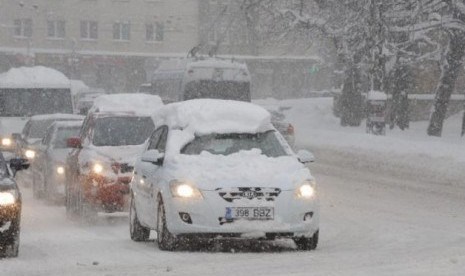 Hujan salju mengakibatkan kemacetan parah di salah satu jalur jalan bebas hambatan di Rusia.