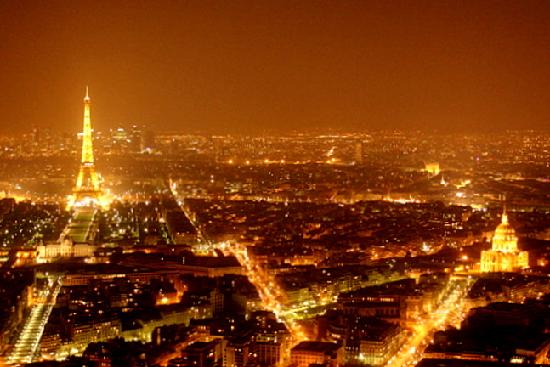 Paris telah lama menjadi salah satu tujuan wisata paling populer di dunia, arsitekturnya dan situs budaya yang menarik lebih dari 30 juta pengunjung asing setiap tahun. di Paris Pada malam hari di Paris, mereka mengatakan, semua impian Anda menjadi kenyataan.