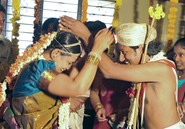 Pasangan berbahagia asal Bangalore India melaksanakan pernikahan adat Bangalore. EPA/JAGADEESH NV