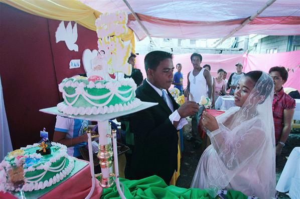 Sekali pun Philipina baru saja terkena imbas Badai Bopa, ada juga pasangan berbahagia yang melangsungkan pernikahan di hari istimewa itu.