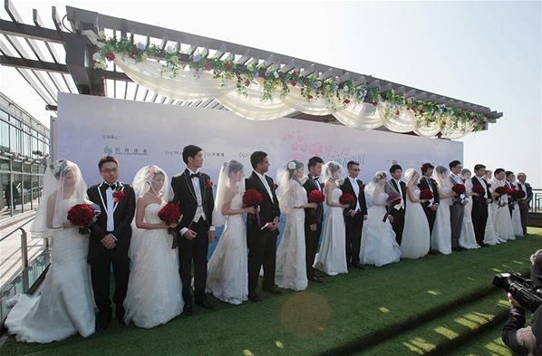 12 Pasangan melakukan sesi foto bersama saat melaksanakan pesta pernikahan di Hong kong yang bertepatan pada tanggal 12, bulan 12, tahun 2012. REUTERS/Bobby Yip