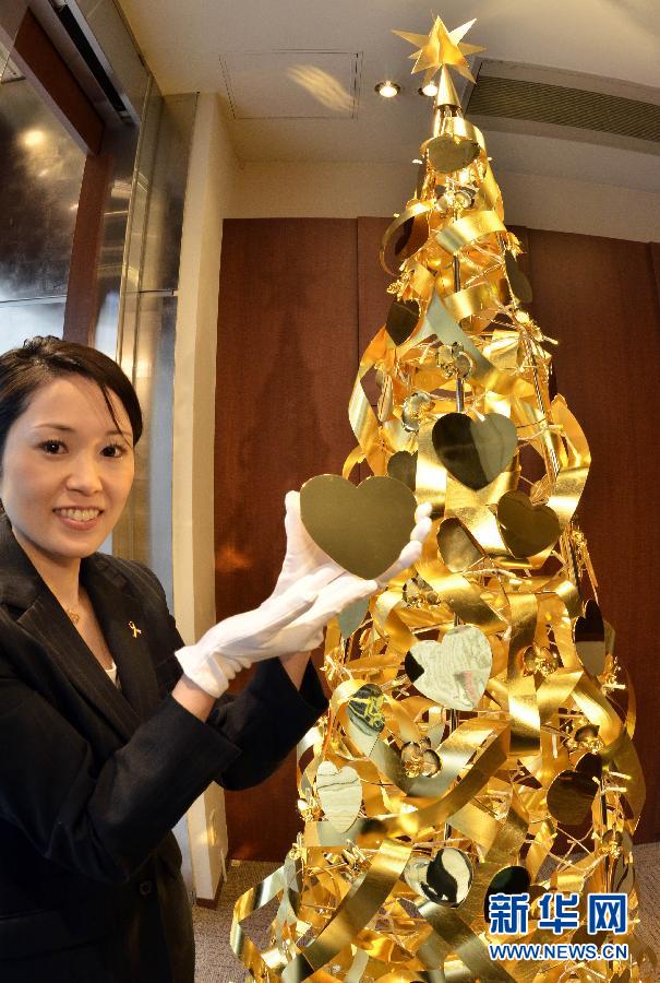 Pohon natal itu dibuat dari 88 pounds emas (sekitar 40 kilogram) dengan tinggi 8 feet (2,4 meter) dan diameter sekitar satu meter. Pohon natal emas ini dihiasi dengan 50 karakter populer Disney. Harganya cukup 350 juta yen atau sekitar Rp 41 miliar! Saat ini, harga emas di Jepang sekitar 4.400 yen per gram.