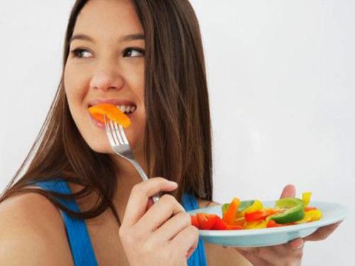 Konsumsi buah dan sayur segar sangat dianjurkan untuk kesehatan mata dan kulit bagi wanita.