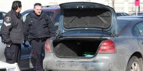 Bagasi mobil tempat pemuda mabuk  ditemukan polisi. 