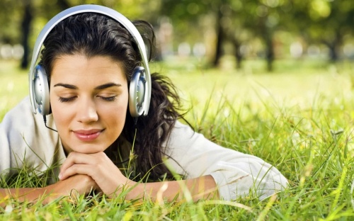 Musik benar-benar dapat memiliki dampak positif yang signifikan pada pasien dengan penyakit jangka panjang, seperti penyakit jantung, kanker dan kondisi pernapasan. Read more: http://music-online88.blogspot.com/2012/05/6-manfaat-kesehatan-mendengar-musik.html#ixzz2rkSIiUtz 