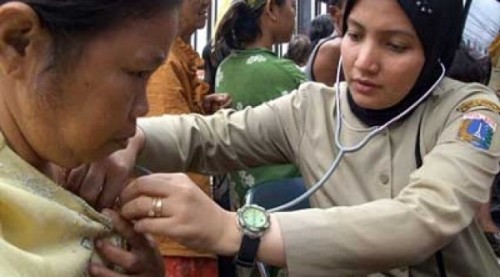 Kepedulian sosial diperlihatkan tim medis dengan memeriksa kesehatan para pengungsi banjir.