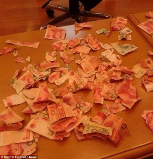 Sobekan uang kertas yang berantakan di lantai akibat ulah bocah kecil anak Yang.