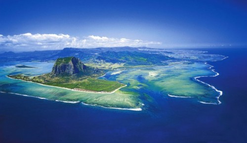 Terletak sebelah timur Madagaskar, Mauritius memiliki luas 1865km, bersama dengan 330 kilometer dari garis pantai, pantai Mauritius banyak dikunjungi para turis dari berbagai penjuru. Daerah di Mauritius yang dinamakan Le Morne Brabant ini telah lama dijadikan cagar budaya dan juga diakui sebagai Situs Warisan Dunia oleh UNESCO.