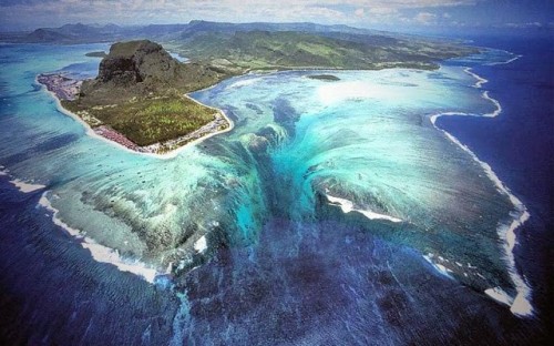 Jika ada satu tempat di dunia ini yang menawarkan ilusi air terjun bawah laut yang indah di pantainya, pastilah nama tempat itu adalah Kepulauan Mauritius. 