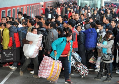 Ibu Peng berharap tahun ini Peng bisa mudik ke China buat merayakan Imlek 2014. Suasana stasiun kereta api Beijing seminggu jelang Imlek 2014.