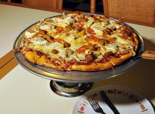 Piza yang terbuat dari daging ular pyton sebagai menu andalan restoran milik