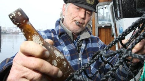Fisher Konrad dengan botol tua penemuannya.