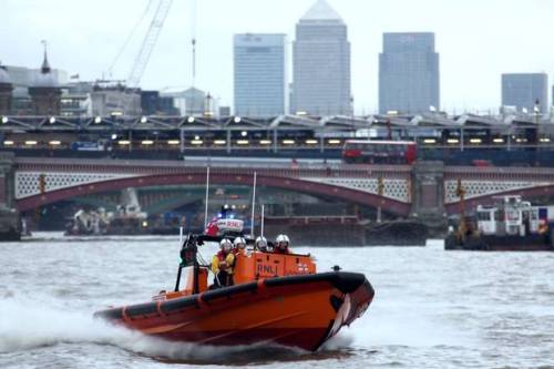 Regu penyelamat dalam panggilan lalu meluncur ke bawah Jembatan London. (Picture: RNLI/James Oxley)