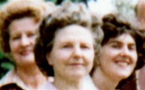 Violet Baker sang jutawan ( tengah ) saat berfoto bersama di tahun 1979. Ia meninggal 1 April 2013 dengan meninggalkan harta warisan sebesar 750.000 poundsterling. Photo: NEWSTEAM