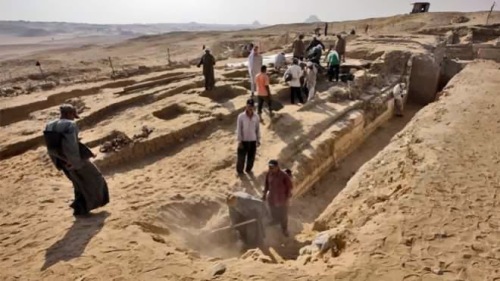 Areal makam kuno Saqqara dalam penggalian oleh arkeolog 