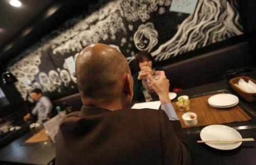 Shiro Fukai (depan), 48, duduk menikmati minuman ringan di restoran milik Yoshiko Toyoda. Pria berkepala botak sekali minum atau makan akan mendapatkan diskon istimewa khusus pria berkepala botak. REUTERS/Toru Hanai.