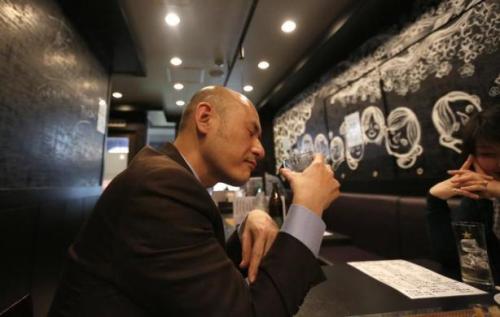 Shiro Fukai, 48, minuman roh suling di Otasuke "izakaya" gaya pub dan restoran di Tokyo 8 Mei 2014. REUTERS / Toru Hanai.