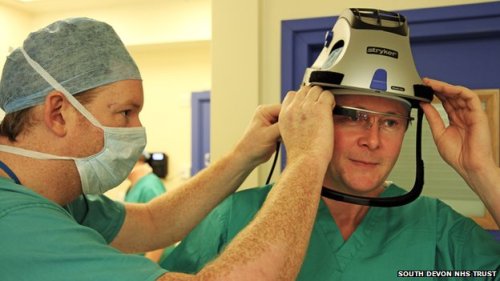 Pintar gelas memungkinkan kolega dan mahasiswa dokter bedah mata-view operasi