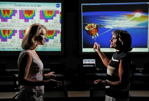 Cora Randal dan rekan kerjanya saat berada di Laboratoriom penelitian soak hubungan kutub utara dan selatan planet bumi.