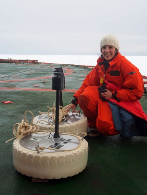 Dr Alison kohout dengan dua sensor gelombang nya di buritan Aurora Australis selama Es Laut Fisika dan percobaan Ekosistem (Sipex-II) di perjalanan