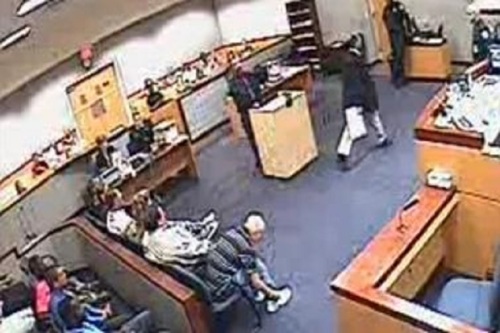 Rekaman CCTV menunjukkan hakim keluar ruang sidang untuk berkelahi dengan pengacara. Foto: Facebook.
