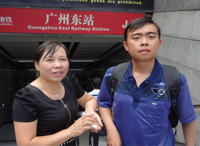 Pemuda dan pacarnya akhirnya minta maaf kepada manajemen bus kota Guangzhou setelah mereka ribut saat naik bus kota tersebut. Uang kembalian dan telepon seluler si pemudi pun dikembalikan pihak manajemen, setelah dikurangi ongkos bus.