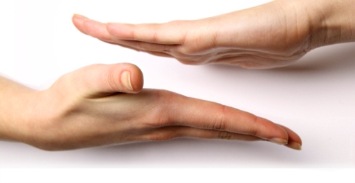 Salah satu cara mendeteksi chakra kedua telapak tangan aktif mengairkan reiki, hadapkan kedua telapak tangan. Jika peka akan ada energi memantul keluar dari masing-masing chakra telapak tangan.
