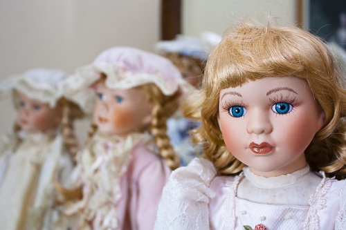 Boneka porselen misteri akhirnya terkuak setelah seorang wanita jemaah gereja mengaku sebagai pelaku penempatan boneka di terss rumah warga Clemente.