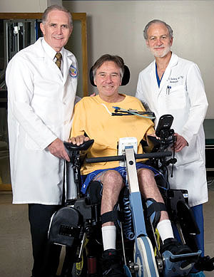Graham Creasey (kiri) dan Gary Steinberg (kanan) sudah mulai cedera tulang dan program perbaikan tulang belakang membantu pasien merebut kembali beberapa kemampuan.