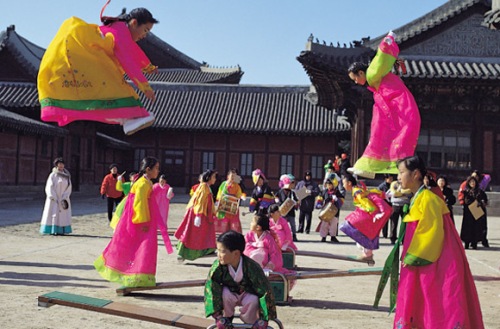 Berbagai lomba ketangkasan diadakan sambut perayaan Chuseok yang meriah di Korsel.