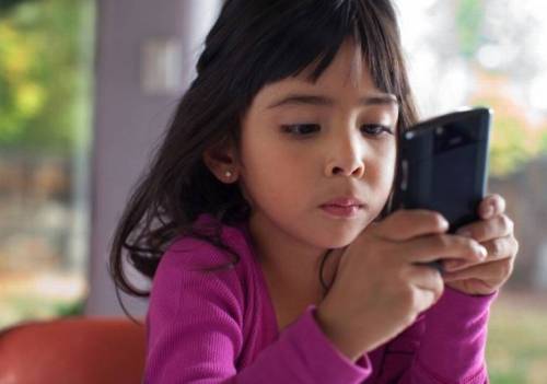 Di era digital saat ini, anak sudah dikenalkan telepon pintar untuk main game, selain untuk menjalin komunikasi di dunia maya.