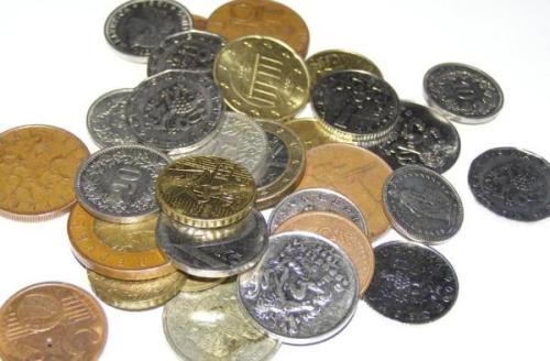 Uang logam receh milik Audrey untuk bayar pajak.  Seorang wanita Perancis menggunakan £ 66 koin untuk memprotes tagihan pajak nya. (Kili) 