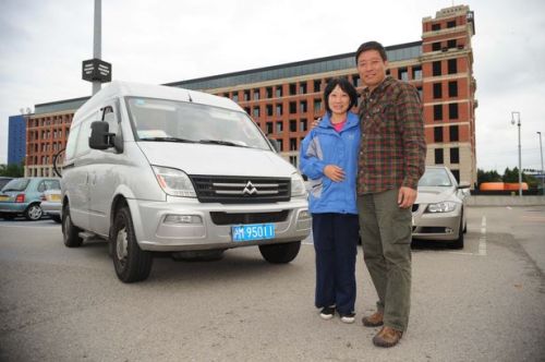 Pasangan suami istri, Yaoguo Chen dan Jie Wu tiba di Birmingham setelah menempuh perjalanan darat dan laut.