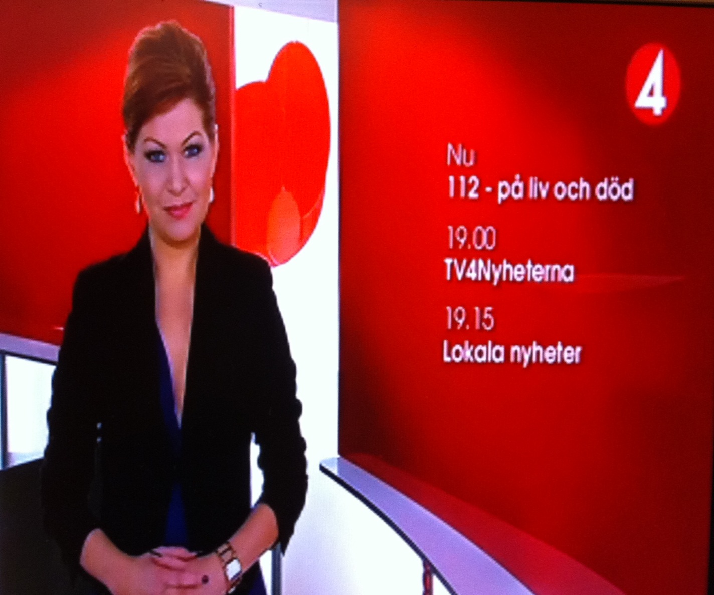 Penyiar berita TV4 Swedia sedang membacakan berita.