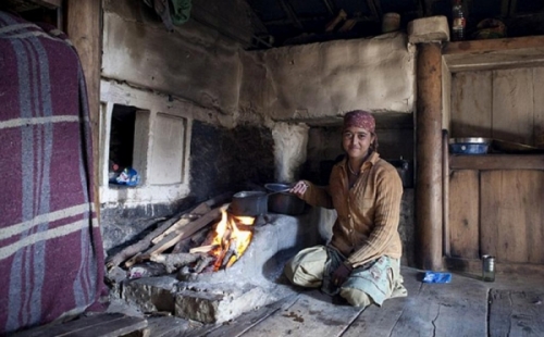 Wanita berusia 21 tahun tersebut tinggal bersama lima suaminya dalam sebuah gubuk reot di Dehradun, India. 
