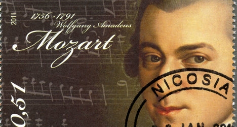 Mukik klasik karya Mozart Joel putar untuk melawan musik rap anak muda yang nongkrong di depan rumahnya.