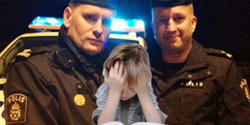 Melihat anak itu tinggal sendirian, dua polisi itu memutuskan untuk menemaninya hingga ibunya datang.