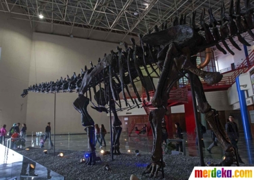 Pengunjung yang hadir di lokasi pameran Dinosaurus berusia 150 juta tahun di