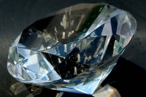 Empat kotak perhiasan dirampok dan pemilik toko mengaku rugi sebesar 500 ribu dollar AS.