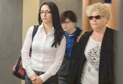 Emma Czornobaj, kiri, meninggalkan ruang sidang di Montreal courthouse dengan pendukung pada hari Senin.