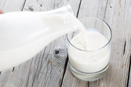 Sebuah studi mengklaim bahwa asupan tiga atau lebih gelas susu sehari mungkin bisa melakukan lebih berbahaya daripada baik .