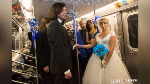 Tamu dan penumpang kereta ikut bergembira merayakan upacara janji nikah bagi pasangan pengantin baru, Hector Irakliotis dan Tatyana Sandler.