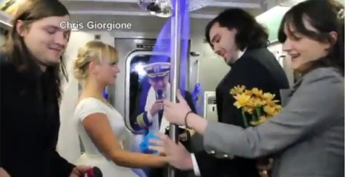 Momen indah bagi pasangan pengantin Hector Irakliotis dan Tatyana Sandler saat melangsungkan pernikahan di dalam kereta.
