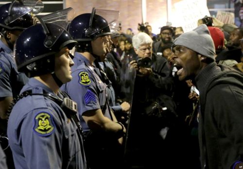 Dengan sabar polisi kulit putih menghadapi gelombang demo atas kematian remaja kulit hitam AS. Mereka terkadang kerja lembur sampai malam hari untuk mengamankan lokasi demo, juga pusat perkantoran Ferguson agar tidak dijamah pendemo.
