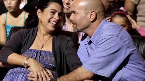 Gerardo Hernandez (kanan) bersama istrinya, Adriana Perez dalam sebuah konser di Havana, Kuba pada 20 Desember silam (Reuters/Enrique de la Osa).