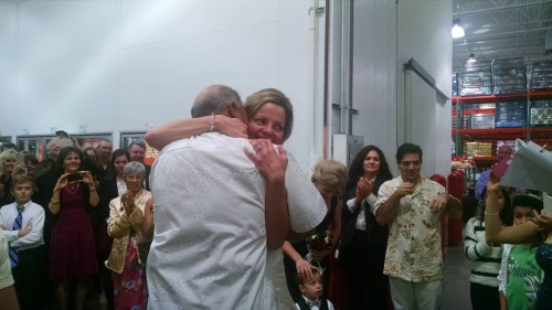 Setelah mengucapkan janji nikah, Robert memeluk. Kini keduanya resmi menjadi pasangan suami istri.