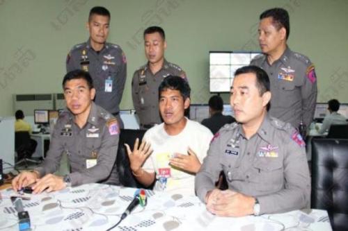 Pitsanu ( duduk di tengah ) memberikan penjelasan akan ulah isengnya di depan polisi Bangkok.